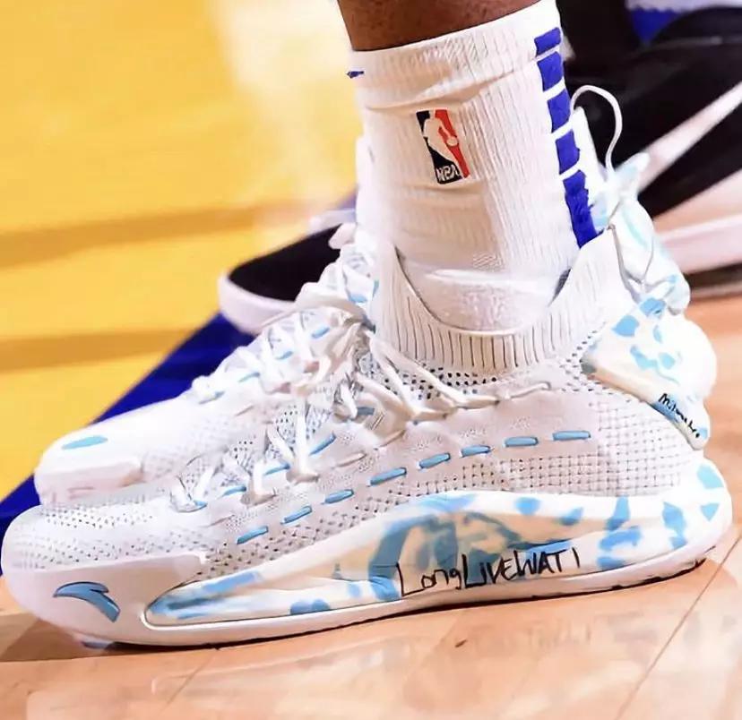 nba球员上脚安踏,nba球员上脚球鞋欧文4绿橙粉