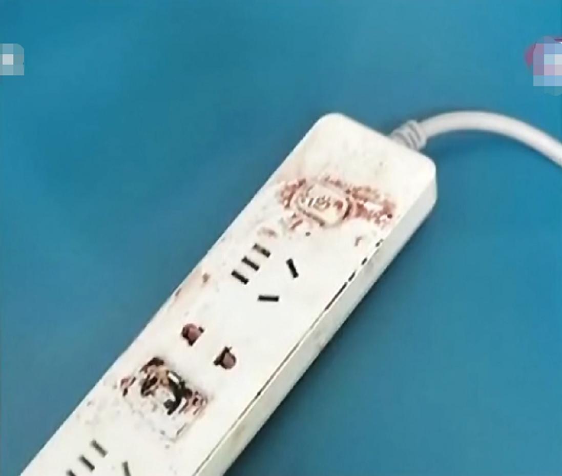 小伙充电器爆炸致眼睛失明,男子半夜睡觉充电器爆炸