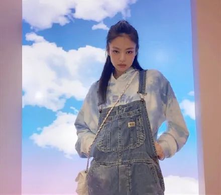 穿背带裤感觉松松垮垮的,穿背带裤显人厚该怎么弄