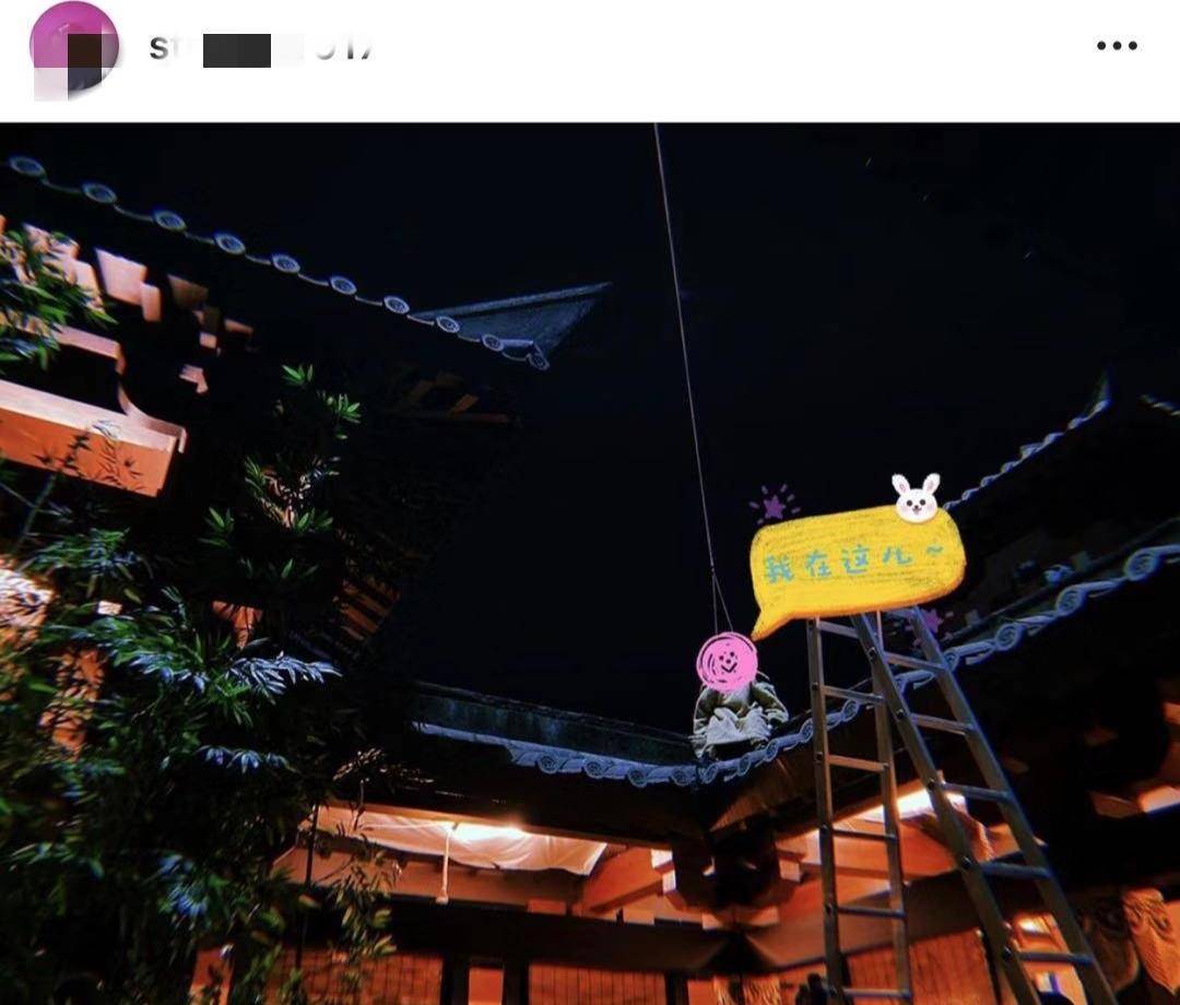 关晓彤素颜起床片段,关晓彤深夜秀香肩