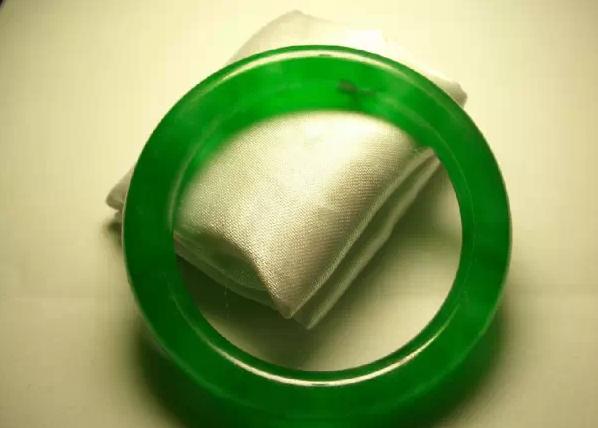 翡翠手镯基本知识大全,翡翠手镯的鉴赏方法和技巧