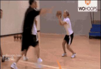 快速弧顶挡拆三分战术,一招教你破防守紧逼