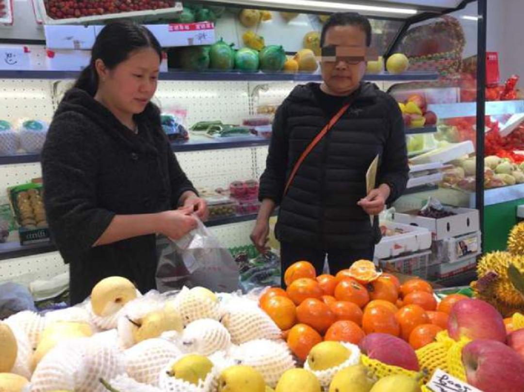 乡镇开水果店年赚百万,90后小夫妻开水果店年入百万