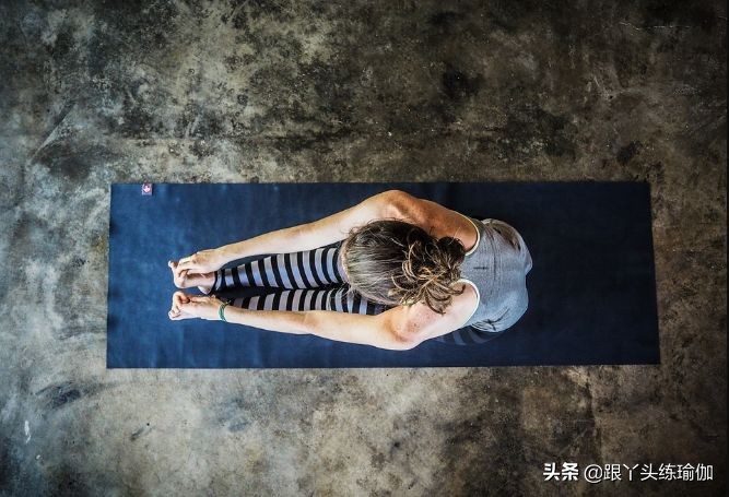 宫寒适合练什么体式的瑜伽,宫寒湿气重做瑜伽适合哪些动作