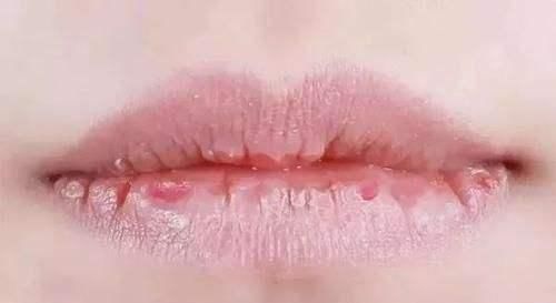 再昂贵的口红也只是点缀,遮盖深唇纹最好的口红