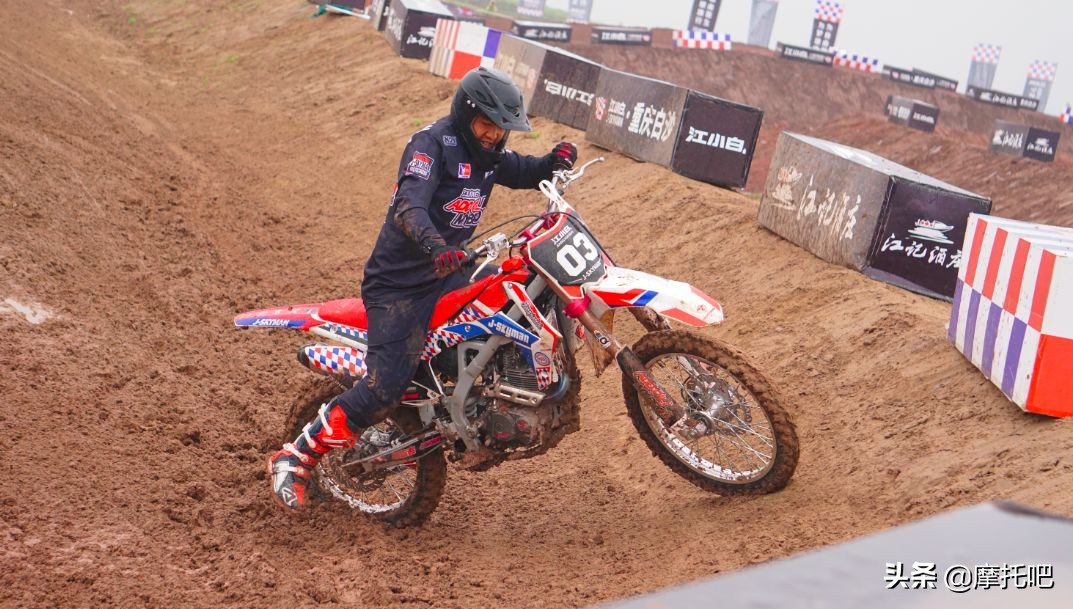 这摩托真好喝。。。不对....这酒真好骑！