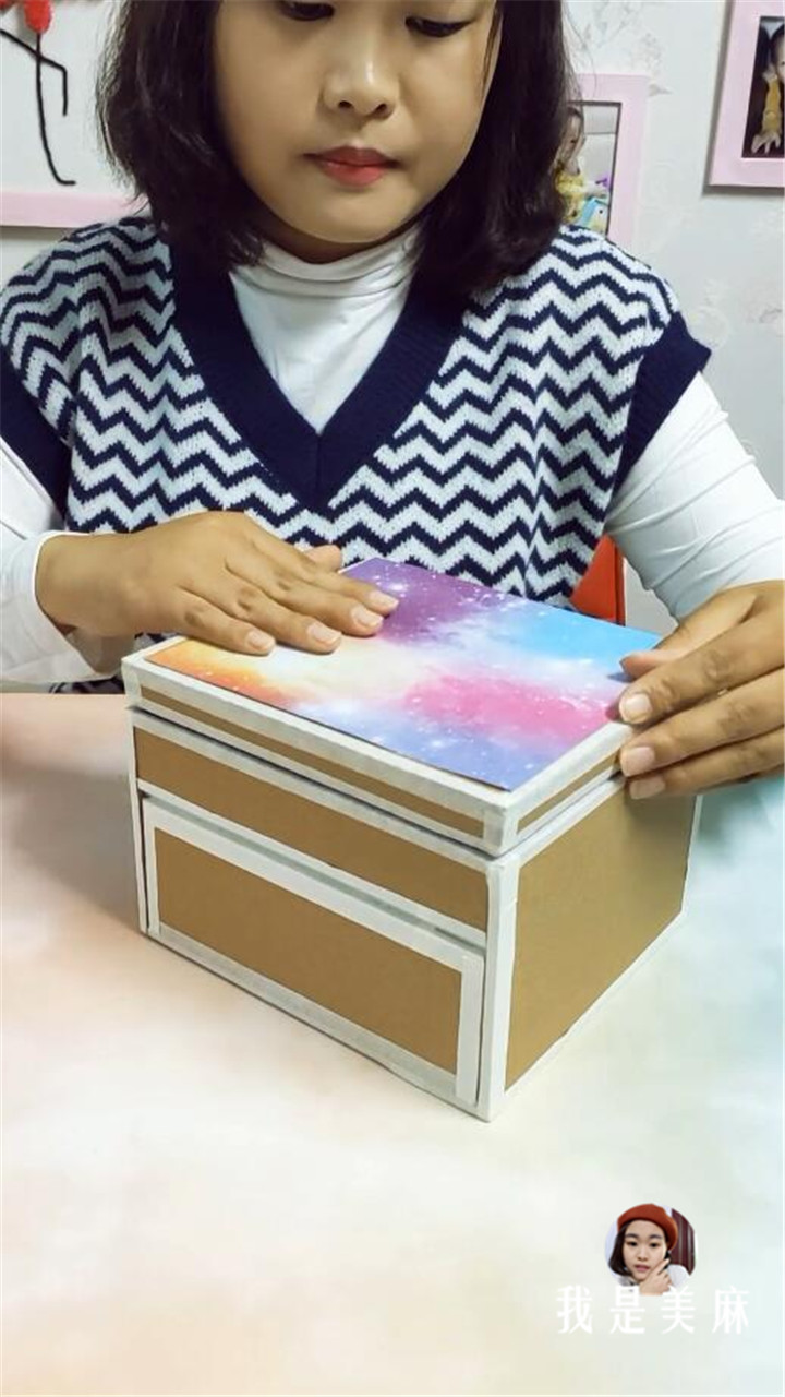 宝宝玩具用纸箱收纳,妈妈拿纸箱做玩具