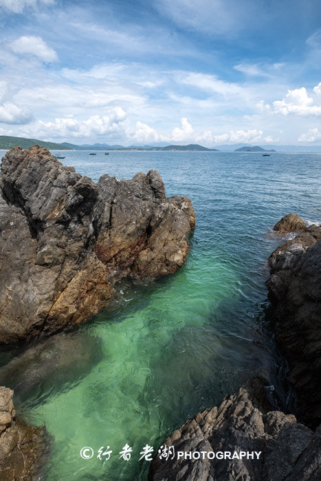 这个荒岛超多海胆和鲍鱼，但不能抓只能看，登岛还必须入境香港