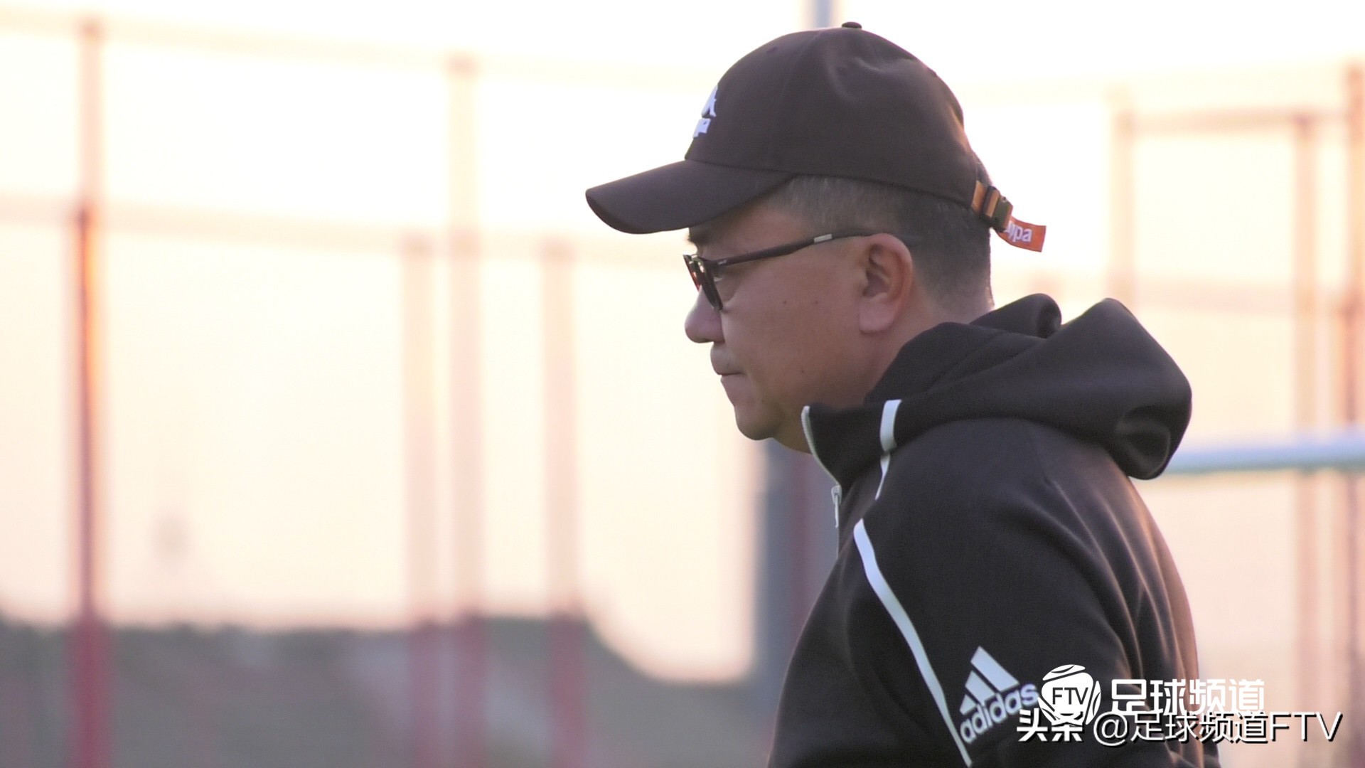 体育评论员董路,董路带领足球小将走进赛场