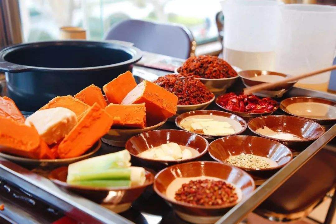 在重庆吃火锅把油碟拿走正常吗,吃火锅的油吃进肚子会不会凝固