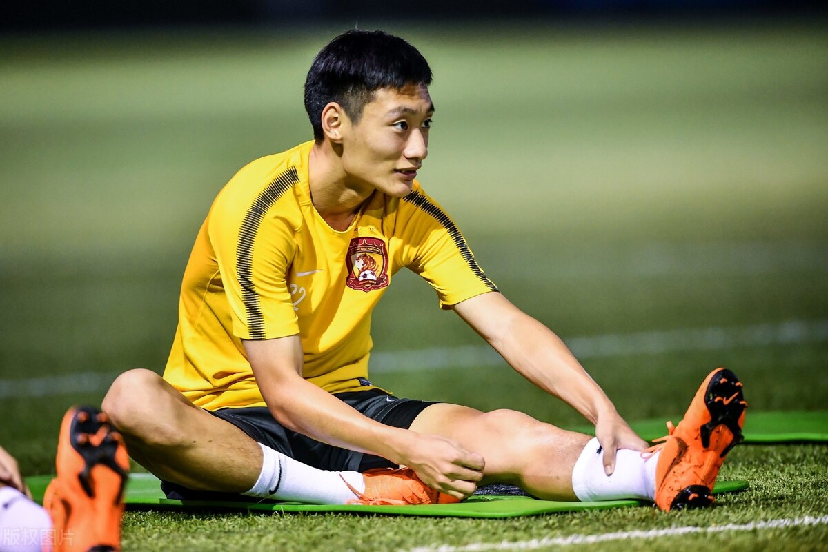 大清洗！恒大深足联手处理30名球员，一队后防告急一队四外援离队