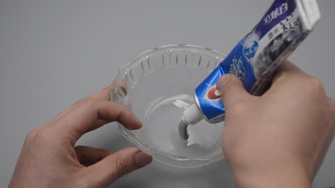 厨房玻璃有油怎么擦干净,厨房油玻璃怎么擦才干净