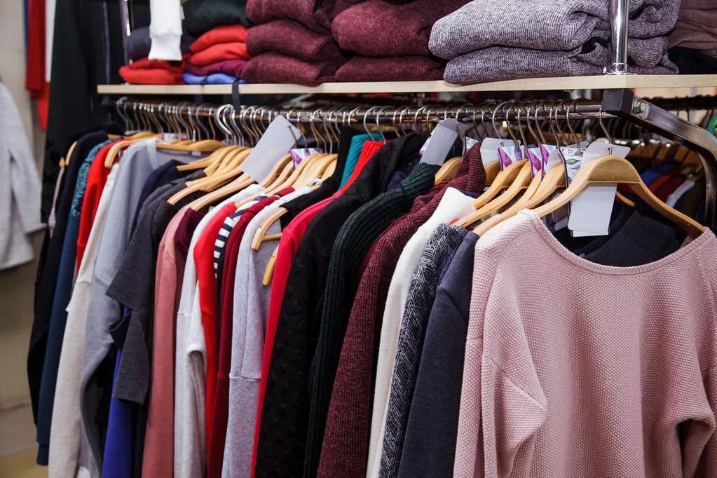 月薪过万只买便宜的衣服,工资不够买一身衣服