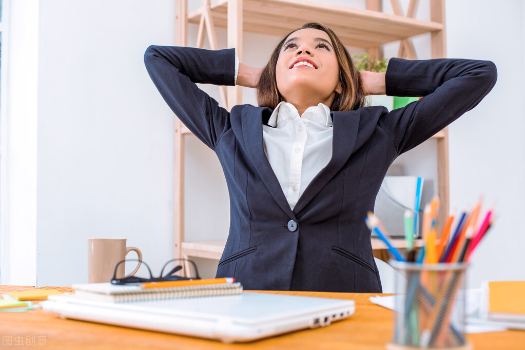 居家健身8分钟深蹲训练,在家健身的运动方式深蹲