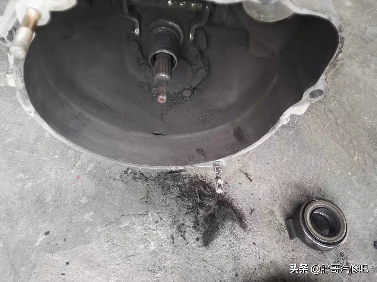 五菱之光挂档不走,胖哥以为换挡拉线脱落,原来是摩擦片报废了