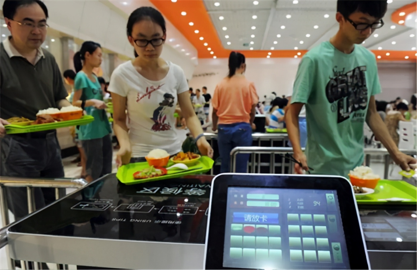 大学生的生活费每个月给多少合适,大学生要每月给多少生活费