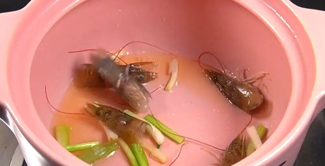 海鲜大虾小米粥正宗做法,冻大米虾粥的做法大全
