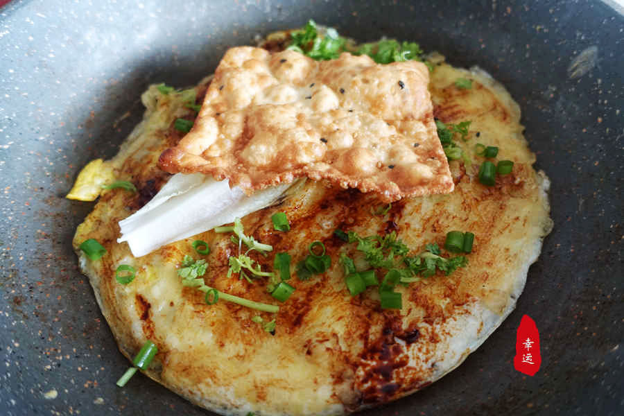 家庭简易版煎饼果子很美味呦,煎饼的做法家庭版薄脆