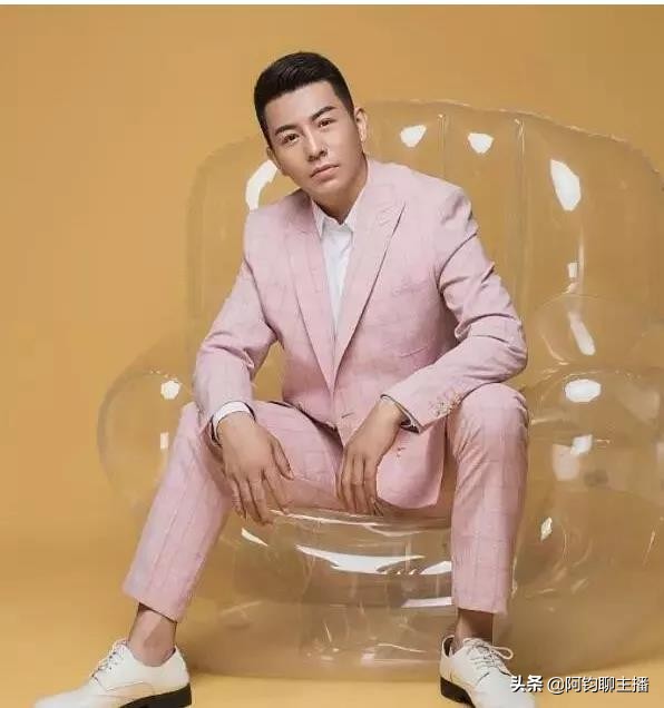 YY土豪真会玩,3851佛门“舞帝男团”亮相,利哥有望回归?