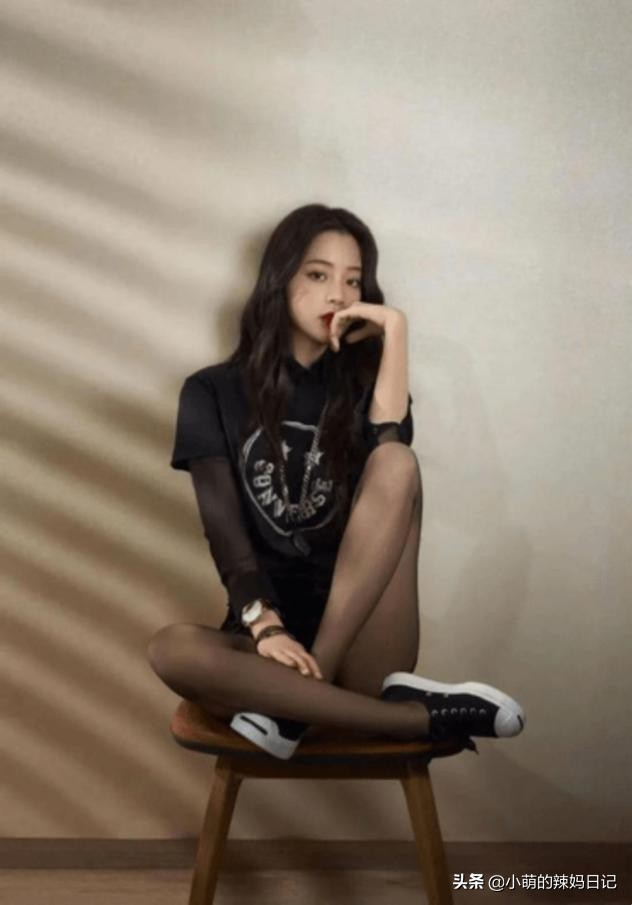 帆布鞋网红穿法,最近流行丝袜帆布鞋