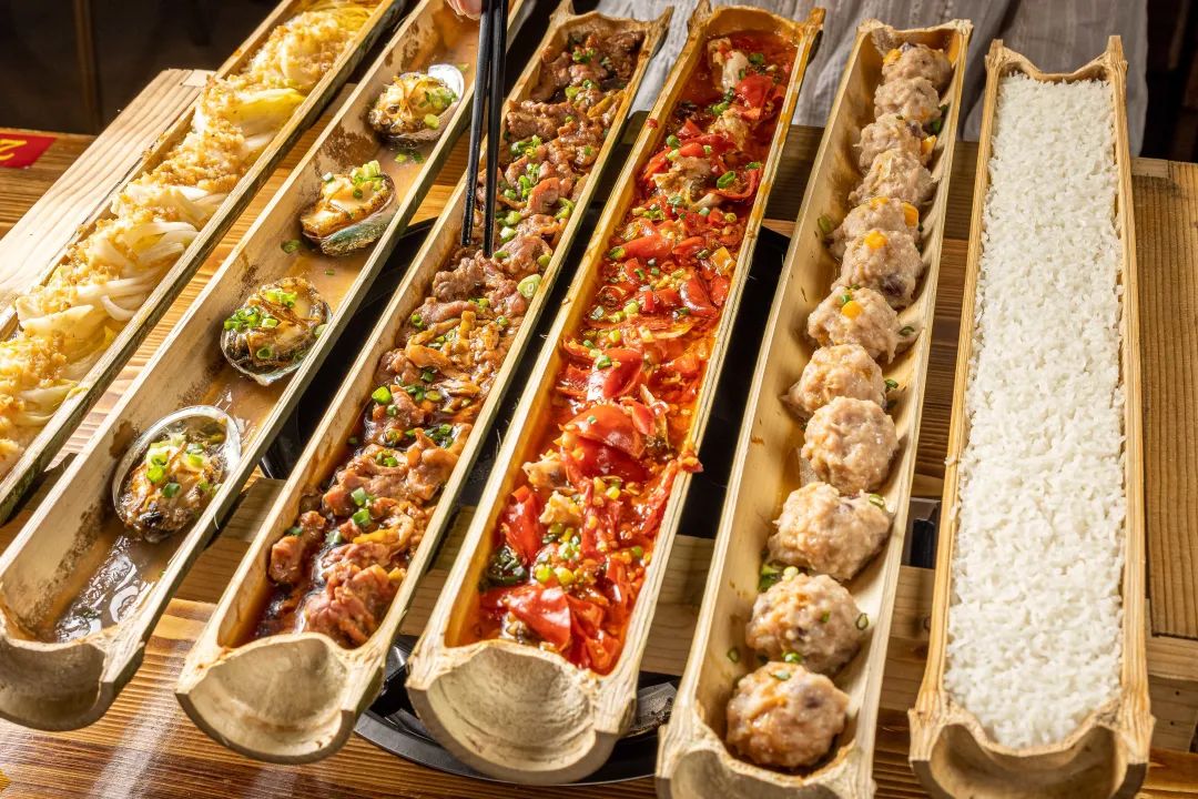 蒸鱼用竹筷子架上放盘子,用竹筒蒸的饭叫什么