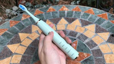 每秒振动1.5万次以下,一分钟震动10万次的牙刷