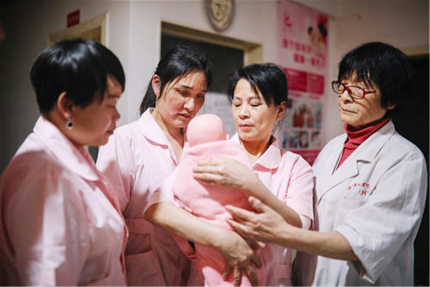 宝宝总是吐奶怎么避免,宝宝总溢奶过度喂养怎么办