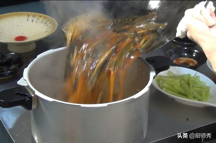 厨师教你泥鳅正确做法,麻辣泥鳅穿豆腐四川做法