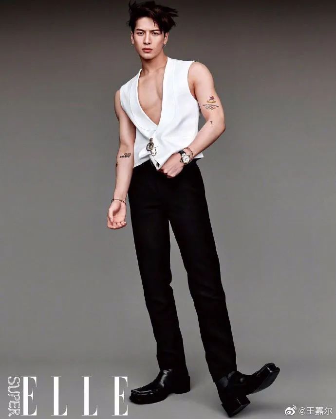 泫雅大秀身材,泫雅甜酷情侣写真