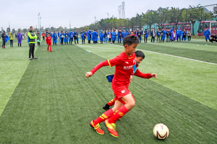 新华社谈中国足球青训,新华社点评恒大