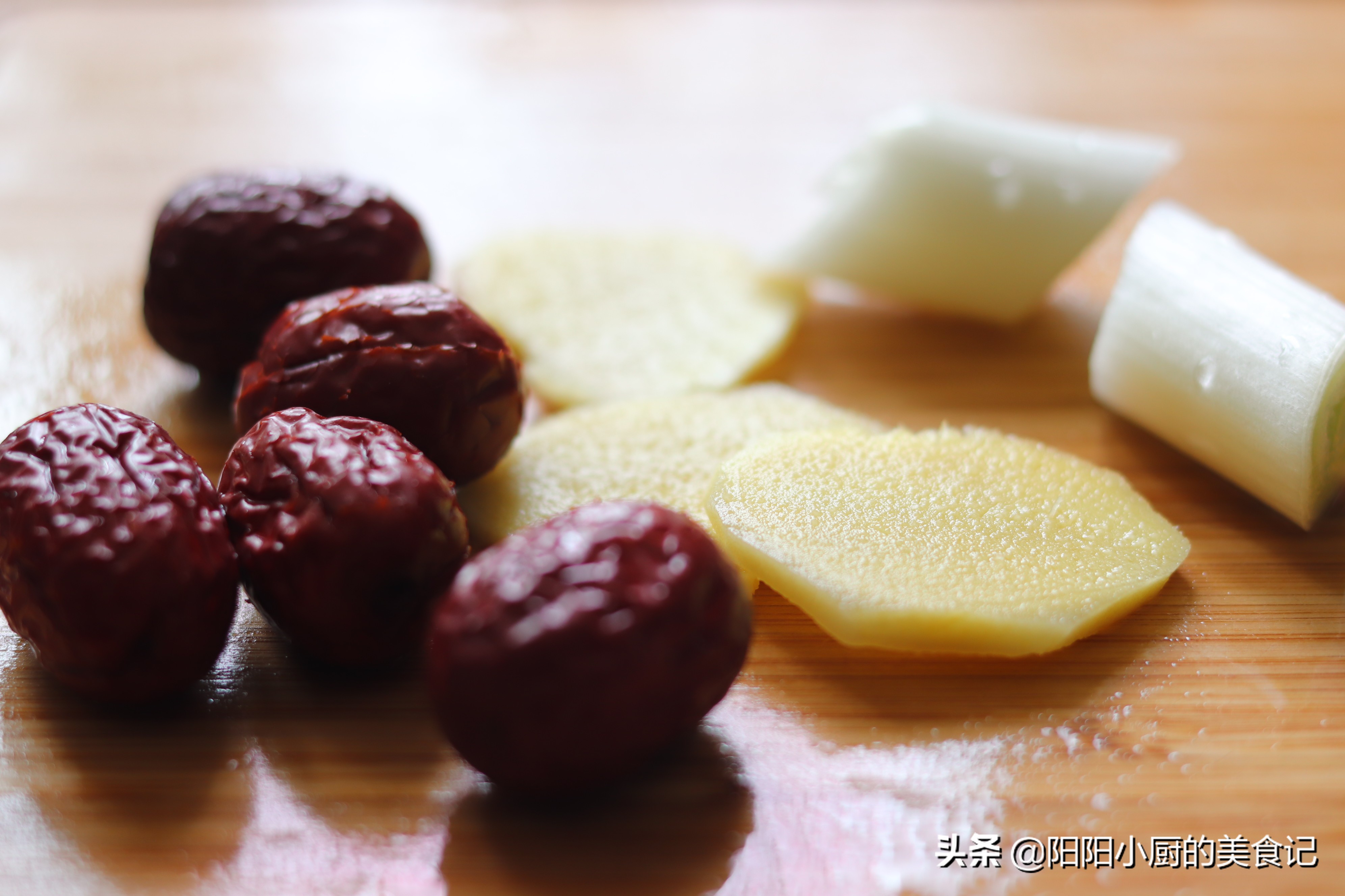 暖身滋补正当时推荐羊肚菌鸡汤,新鲜的羊肚菌炖鸡汤川味的做法