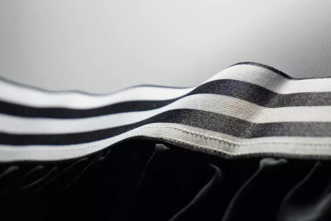 王的新衣,阿迪达斯官网羽毛球速干衣