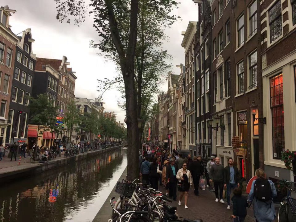 吸食*麻大**合法，*灯区红**明目张胆，荷兰为何还秩序井然，经济发达？