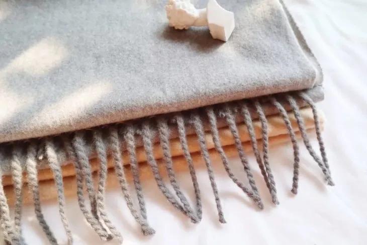 羊绒围巾很温暖,流行的羊绒围巾