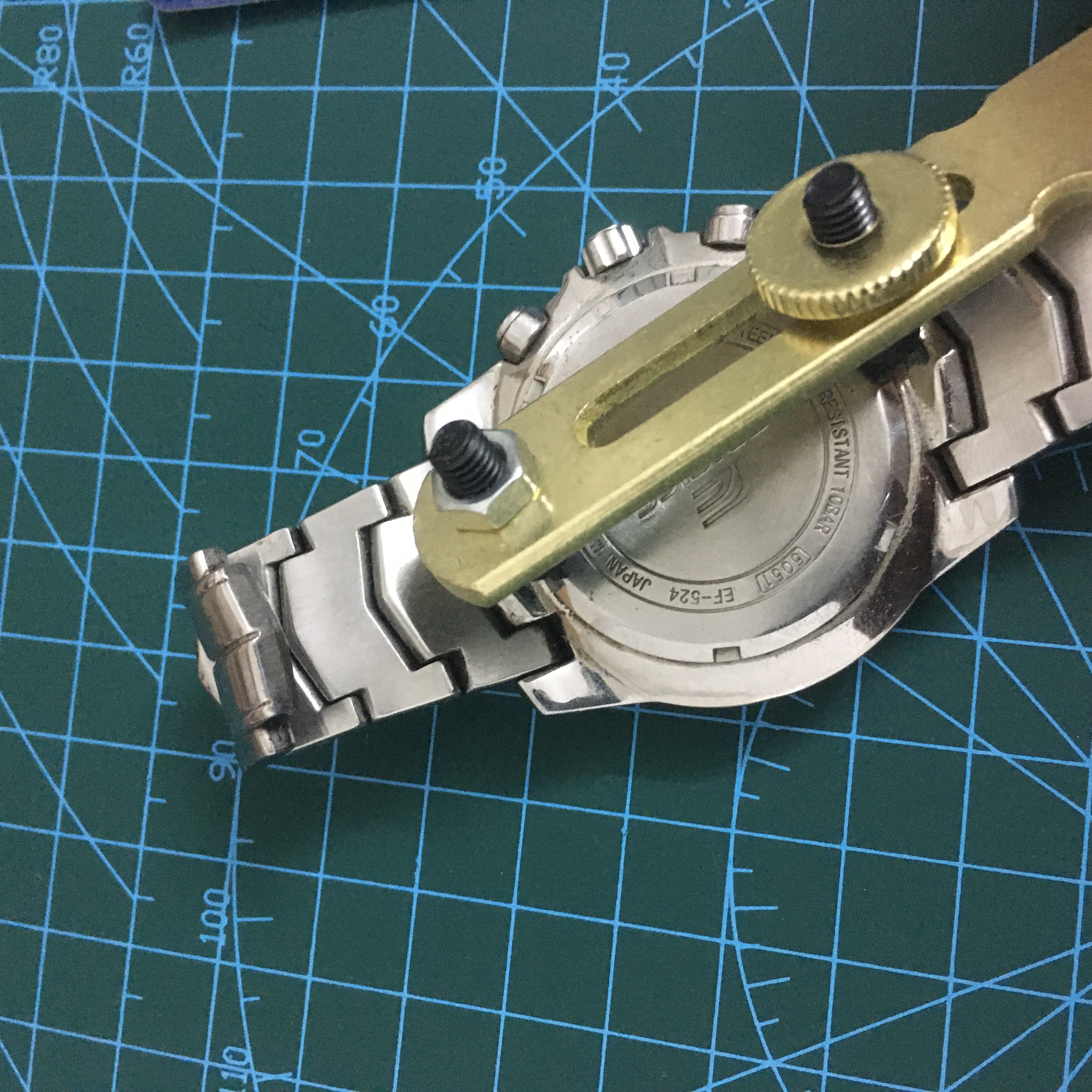 卡西欧手表dw6900换电池教程,卡西欧6900更换电池