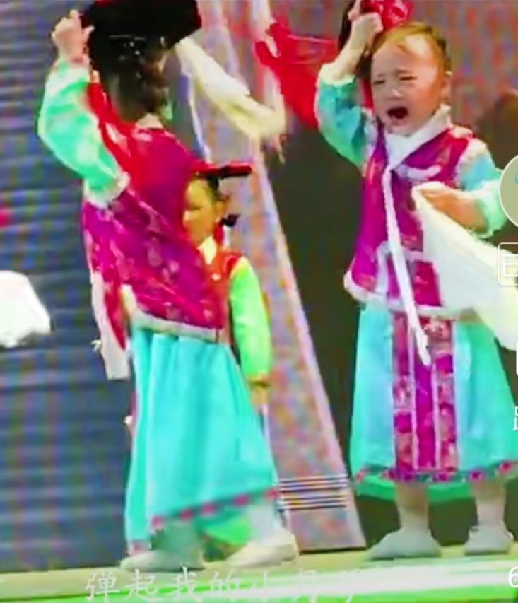 小萌娃哭得梨花带雨六一节视频,六一儿童节萌娃呆萌表情逗笑众人