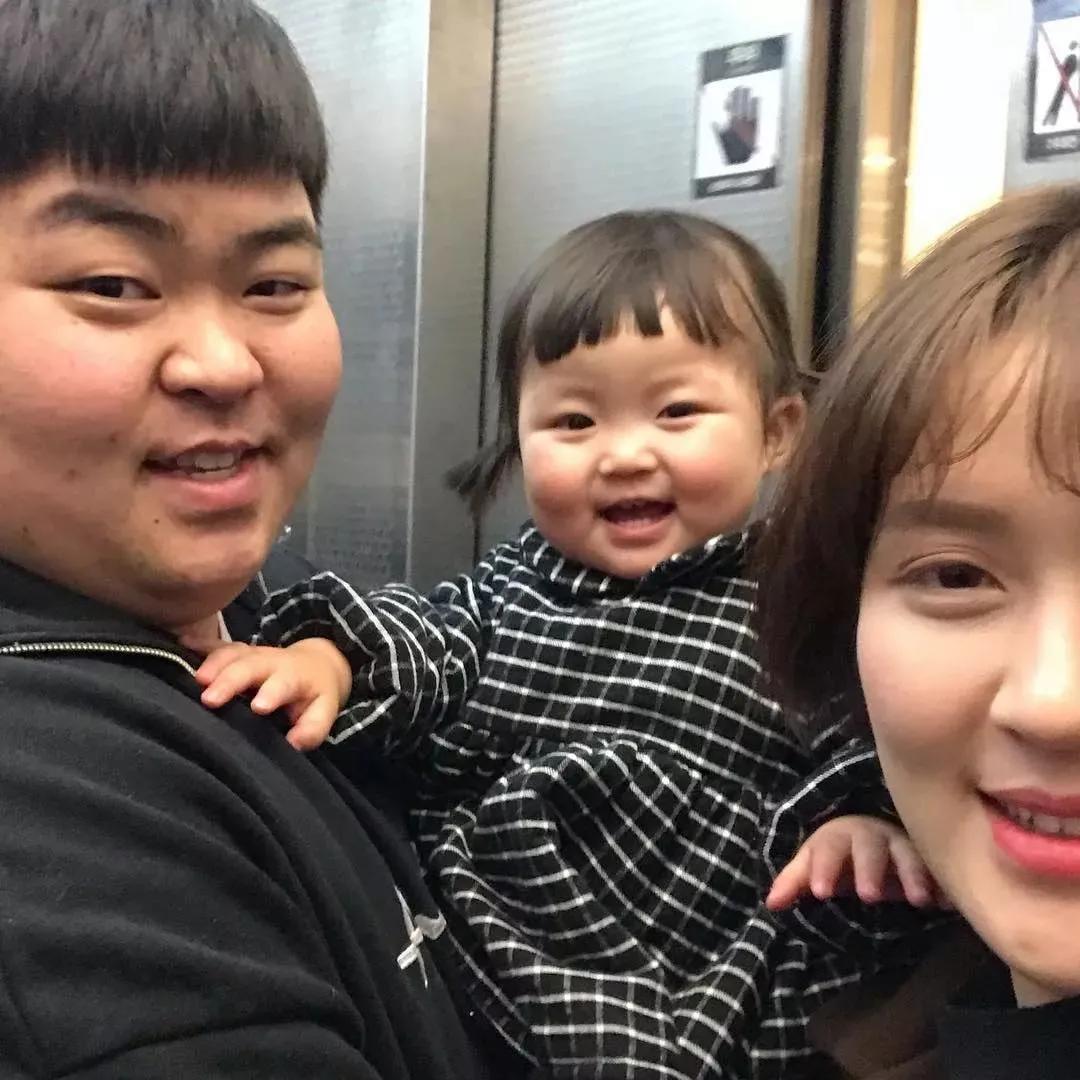 别让「假笑男孩」的悲剧,在她身上重演