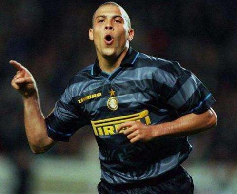 巴西足球24脚传球罗纳尔多,巴西足球巨星罗纳尔多