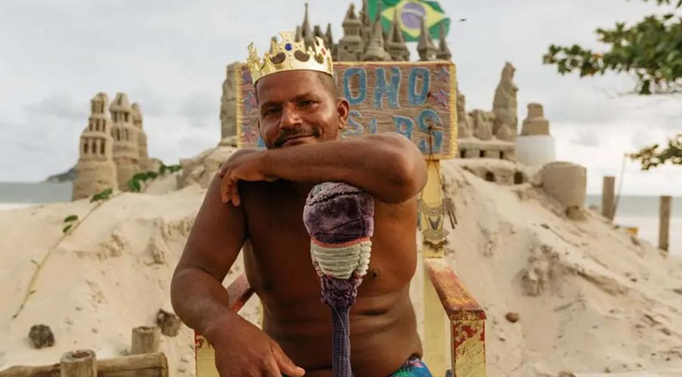 巴西一雕刻家在沙滩“建国”，称王22年，靠和游客拍照维持生计