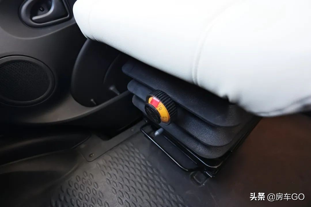 这台房车有5种充电方式，车内电器语音控制，卫生间也是干湿分离