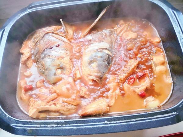 炖鱼用它味道更鲜美没有一点腥味,炖鱼浇汤汁