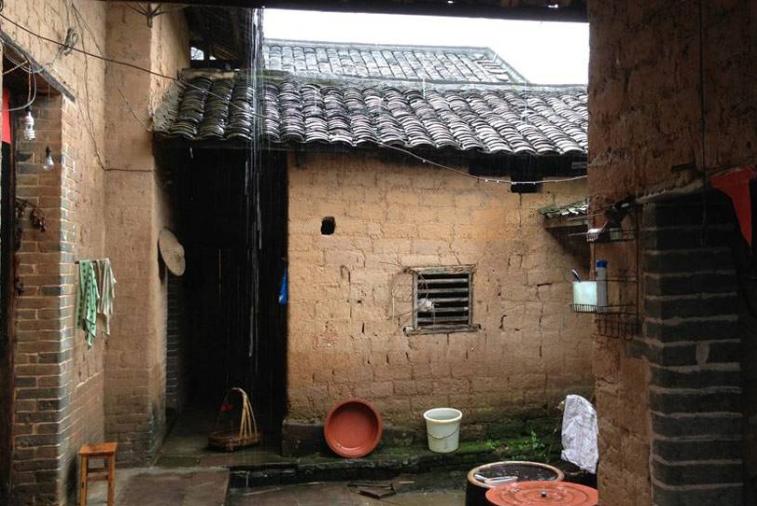 靠收破烂起家的名人,靠收废品逆袭发家