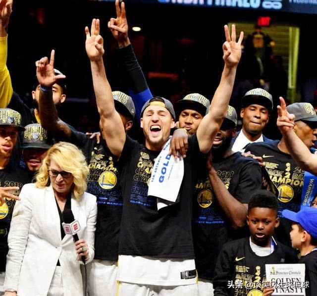 扎心了!克莱带女友回家,宠物狗一脸嫌弃,网友神评论:一家三口