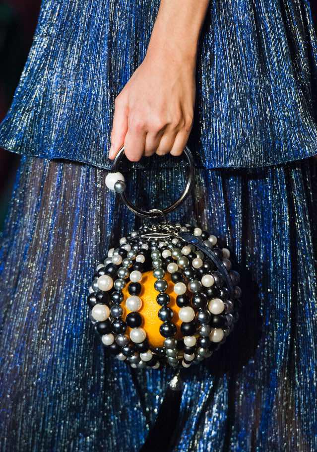 珍珠帽子白色怎么搭配好看,休闲穿搭适合戴的珍珠