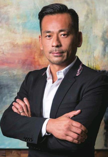 富豪男子举办泳池派对,富二代在家开泳池派对