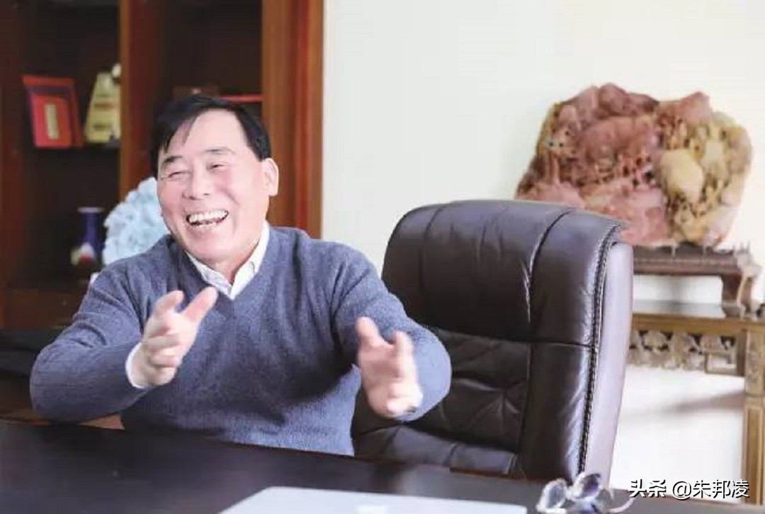 带8位农民编草帽,成身家158亿“草帽大王”!英女王都用他的产品