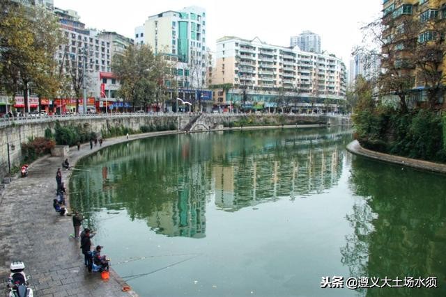 在冬天里看遵义湘江河上的秋色