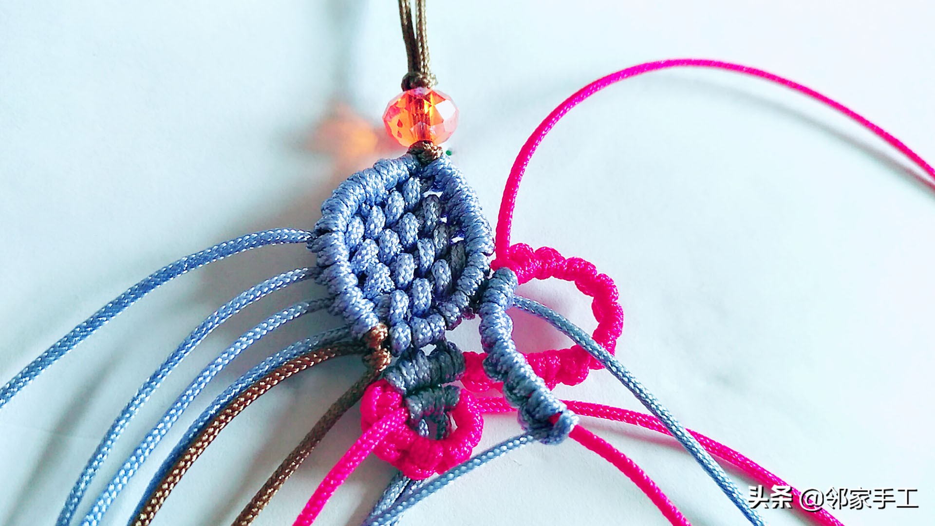 编蝴蝶手机挂件教程,带扣子的手机挂件编法
