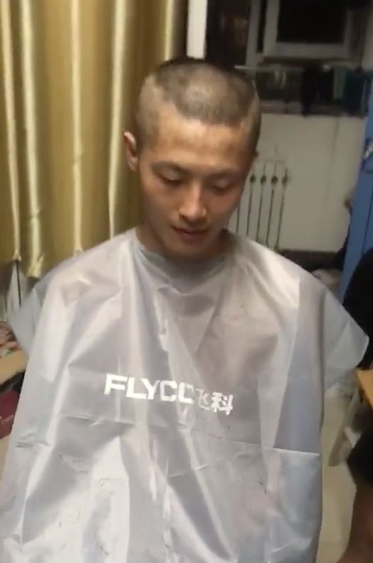 自己在家剪头发又染头发,在家自己给小女孩剪头发