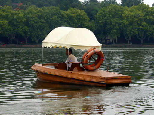 乘船游西湖美景,泛舟西湖慢游攻略